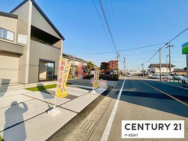 幅員約8ｍのゆとりある道路です！駐車も快適です！