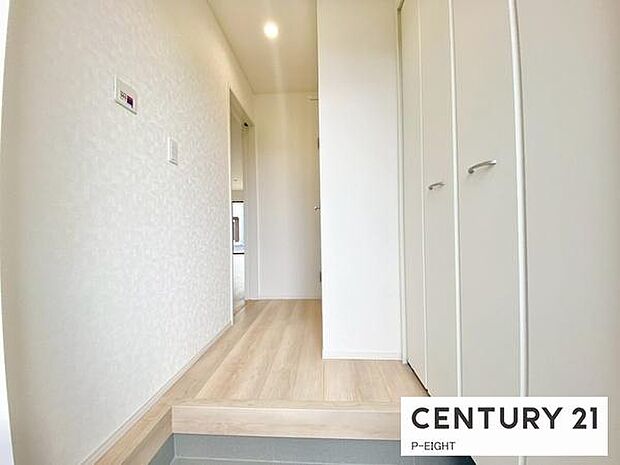 白を基調とした明るい玄関です！