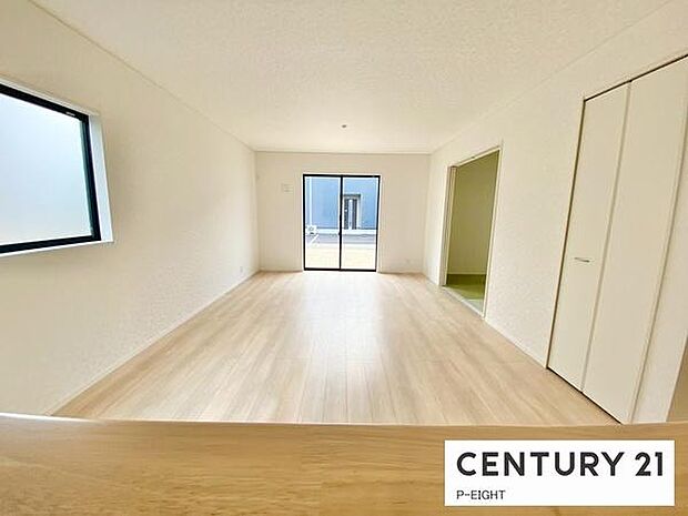 大きな窓から日光が差し込む明るいリビングです！