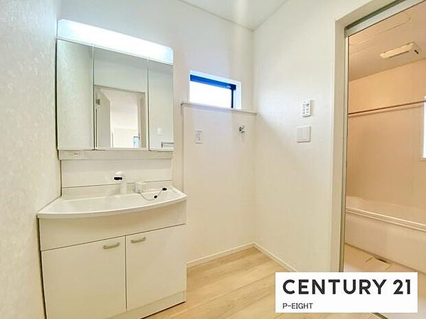 明るい洗面台で身支度ができます！洗濯機を置くスペースもあります！