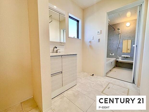 明るい洗面台で身支度ができます!洗濯機を置くスペースもあります!