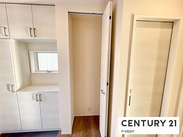 玄関先に収納スペースあり！