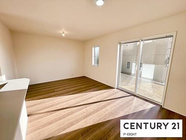 大きな窓から日光が差し込む明るいリビングです！