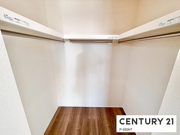 ウォークインクローゼットでたくさん収納できます！