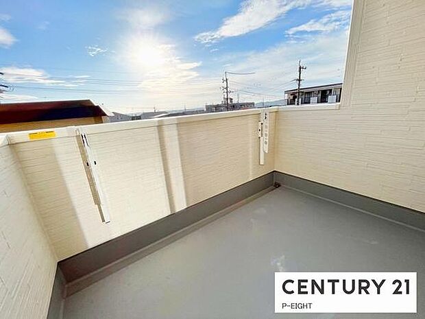 広々としたバルコニーで洗濯物も快適に。