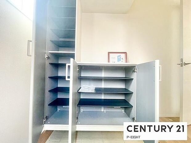 玄関先に収納が多く、家族の靴もきれいにまとまります。