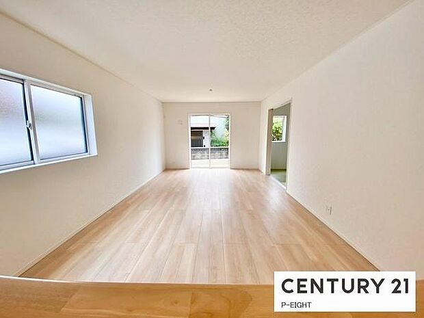 大きな窓のある明るいリビングです!