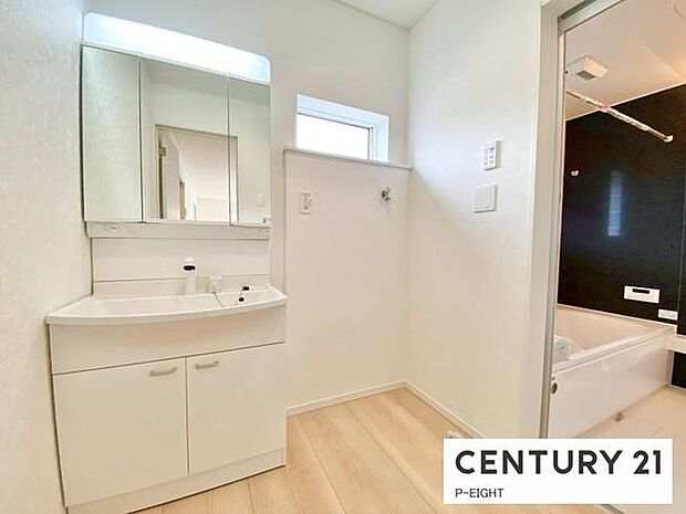 明るい洗面台で身支度ができます!