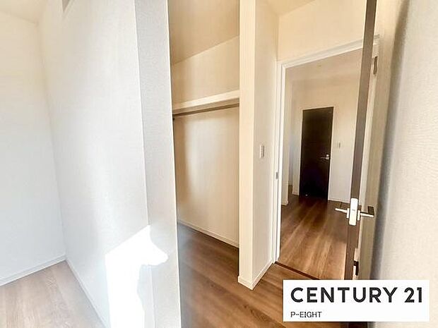 ウォークインクローゼットでたくさん収納できます！