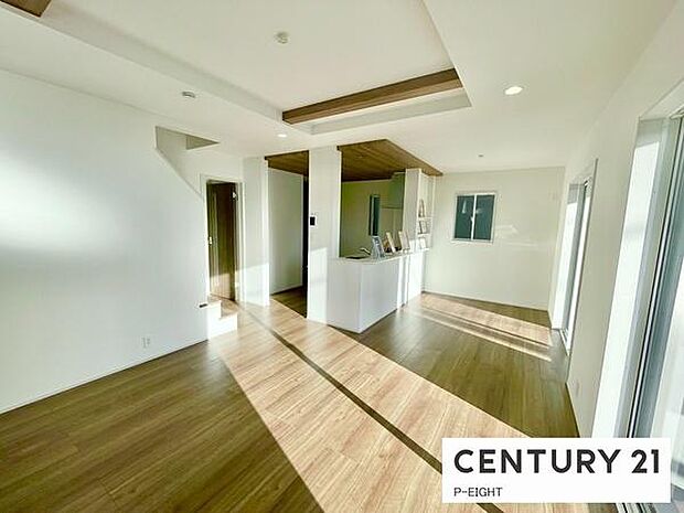 大きな窓から日光が差し込む明るいリビングです!