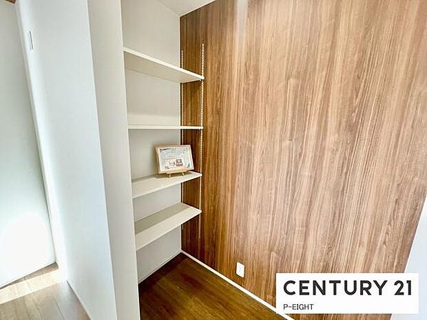 キッチンには収納に便利なパントリーあり!棚もついてます!