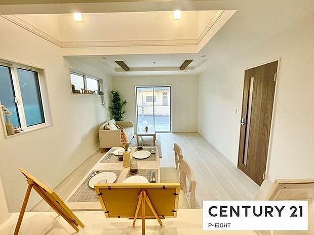 大きな窓から日光が差し込む明るいリビングです！