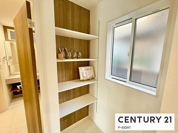 キッチン後ろには収納に便利な可動棚あり！