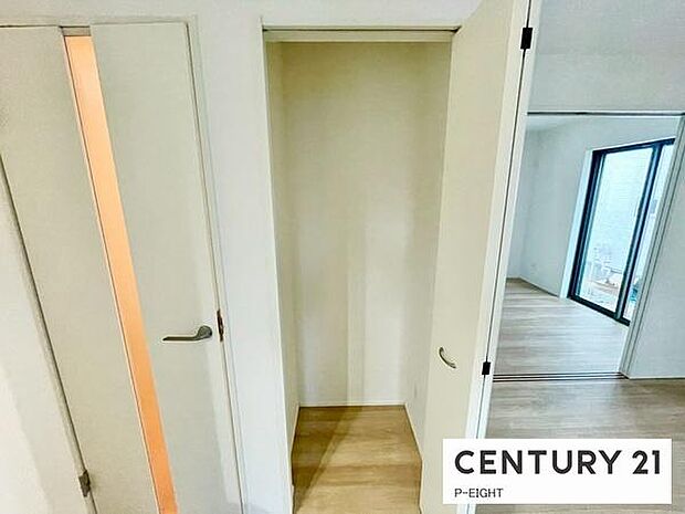 リビングには便利な収納スペースがあります！