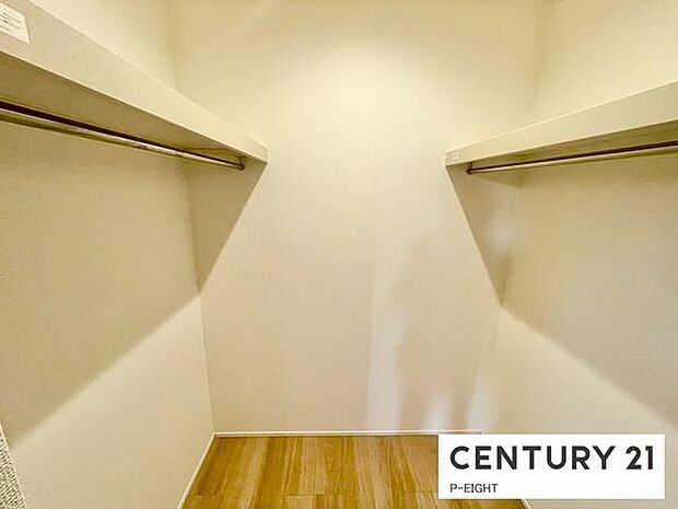 ウォークインクローゼットでたくさん収納できます！