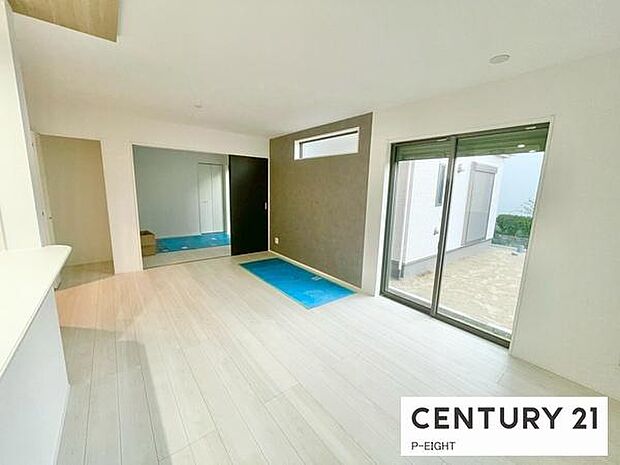 大きな窓から日光が差し込む明るいリビングです!