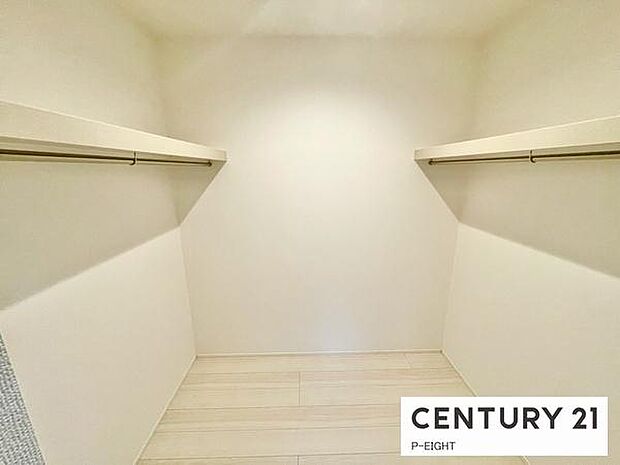 ウォークインクローゼットでたくさん収納できます!