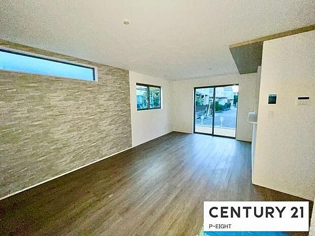 大きな窓から日光が差し込む明るいリビングです!