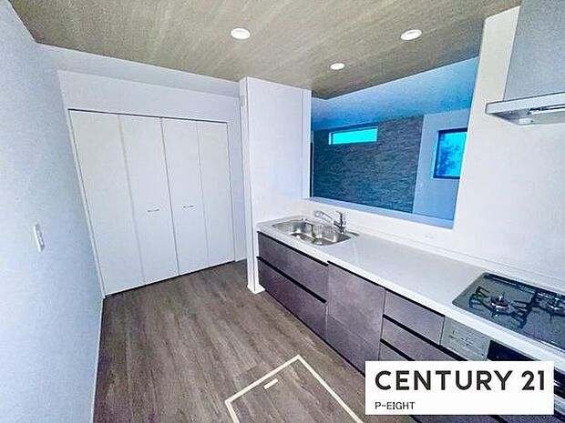 料理をしながらリビングを見渡せるつくりで、料理中も家族との会話がはずみます。