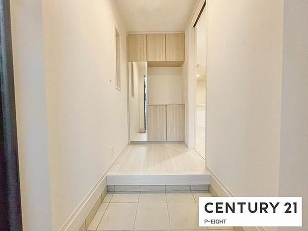 白を基調とした明るい玄関です！