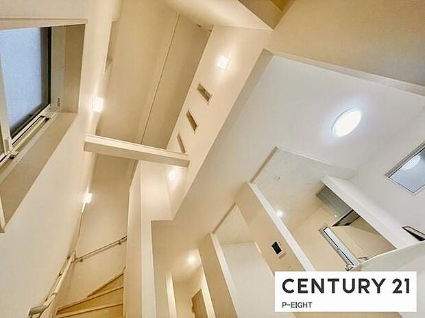 マルチスキップの上に吹き抜けがあり、日光で室内が明るくなります！