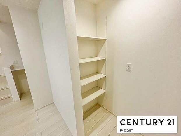 キッチン後ろには収納に便利な備え付けの棚あり！