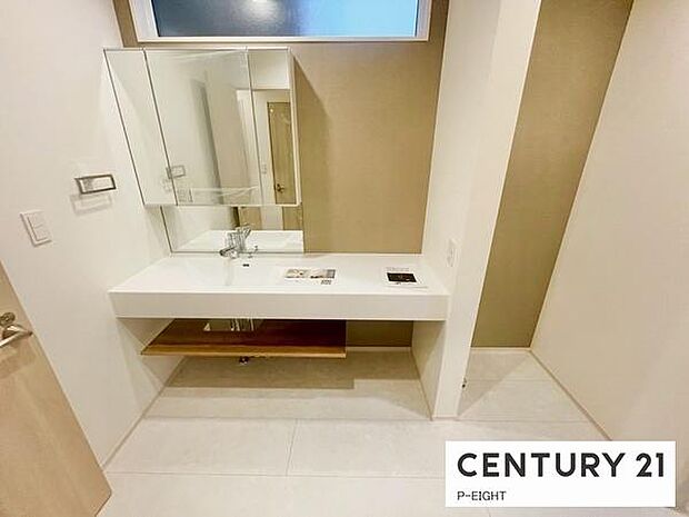 明るい洗面台で身支度ができます！洗濯機を置くスペースもあります！