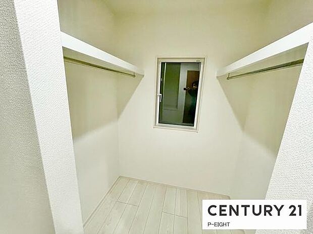 ウォークインクローゼットでたくさん収納できます！