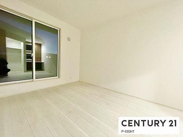 バルコニーに面している明るい洋室です！