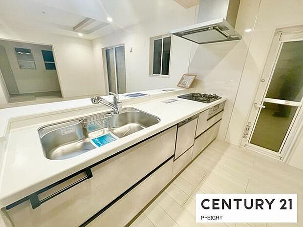 料理をしながらリビングを見渡せるつくりで、料理中も家族との会話がはずみます。