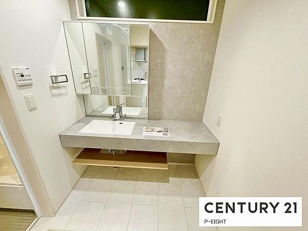 明るい洗面台で身支度ができます！洗濯機を置くスペースもあります！