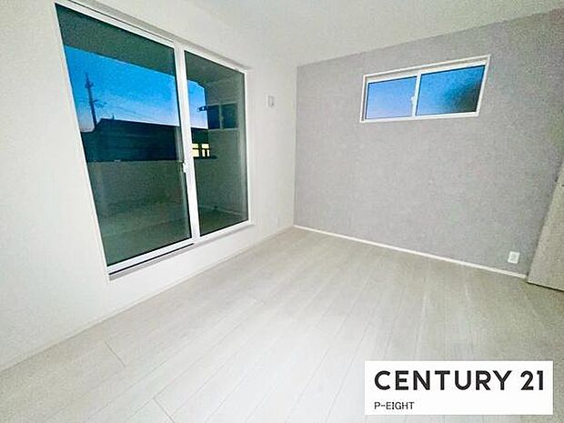 バルコニーに面している明るい洋室です！