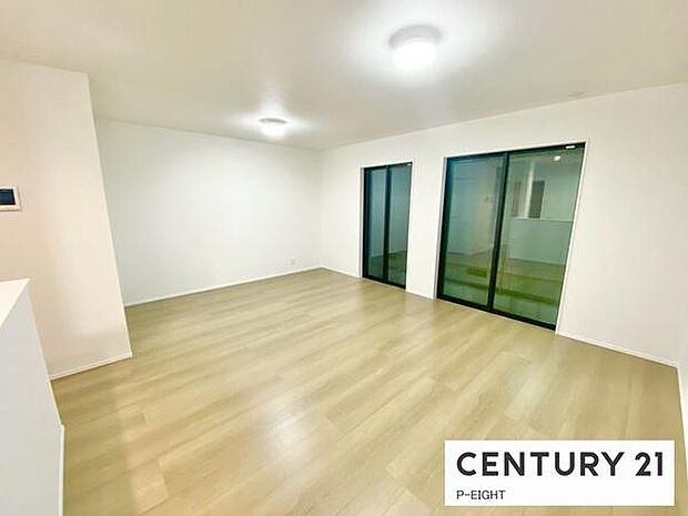 大きな窓のある広々としたリビングです！