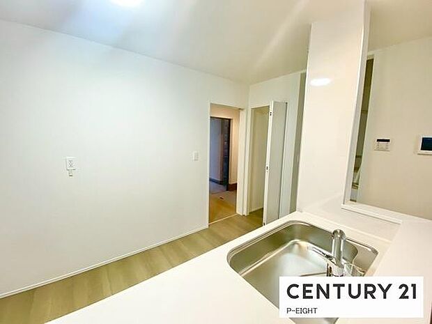 キッチン近くには収納に便利なパントリーあり！