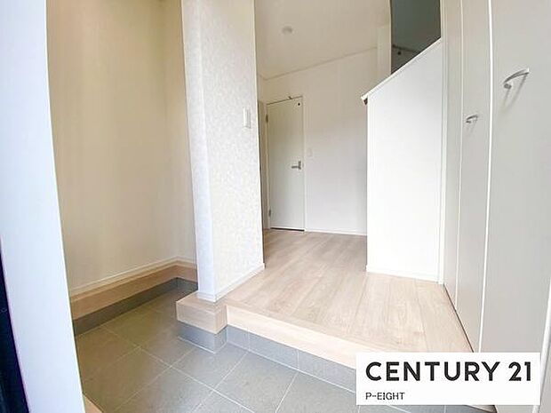 白を基調とした明るい玄関です!