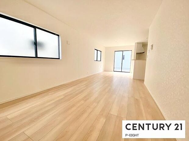 大きな窓から日光が差し込む明るいリビングです!