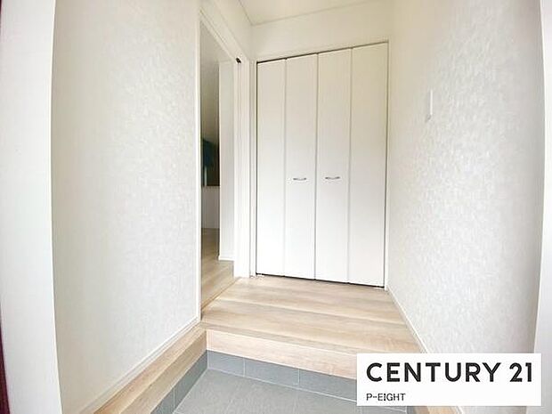 白を基調とした明るい玄関です！