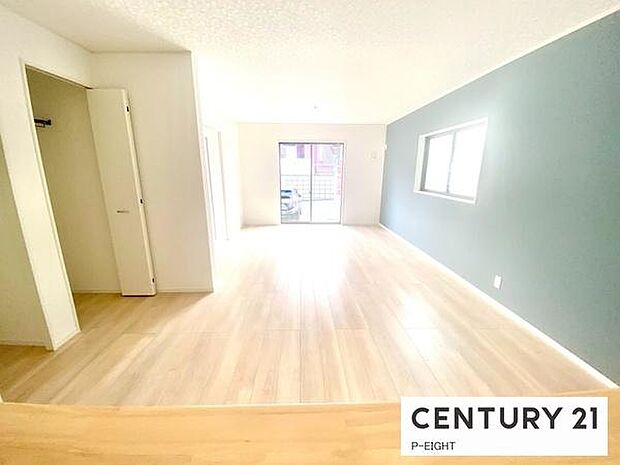 大きな窓から日光が差し込む明るいリビングです！