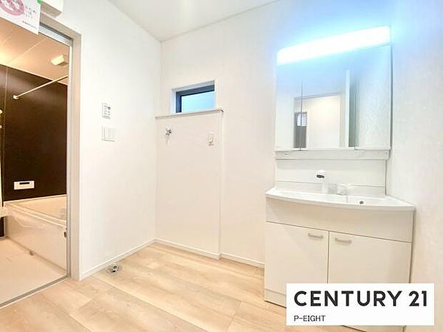 明るい洗面台で身支度ができます！洗濯機を置くスペースもあります！