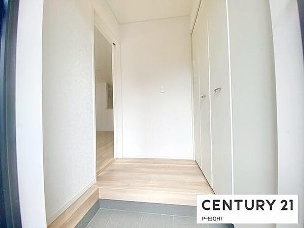 白を基調とした明るい玄関です!