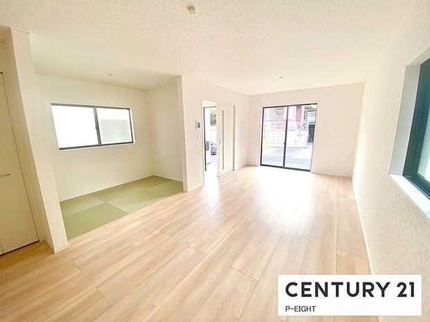 大きな窓から日光が差し込む明るいリビングです!