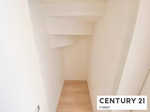 階段下に便利な収納スペースあり!