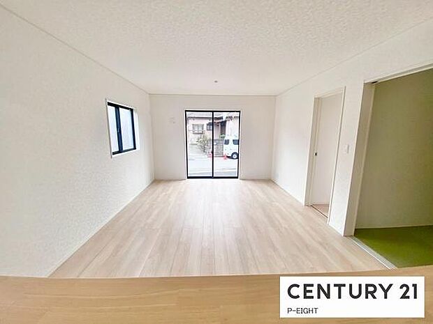 大きな窓から日光が差し込む明るいリビングです!