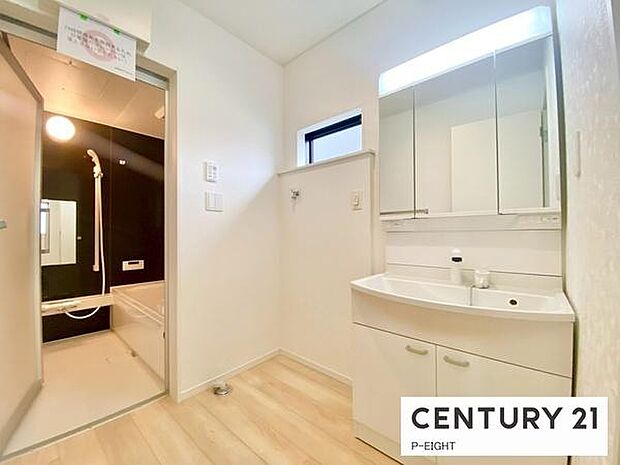 明るい洗面台で身支度ができます!洗濯機を置くスペースもあります!