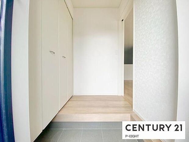 白を基調とした明るい玄関です!