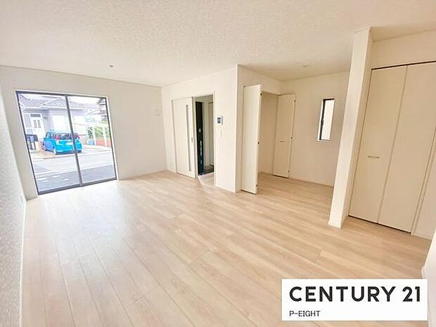 大きな窓から日光が差し込む明るいリビングです!