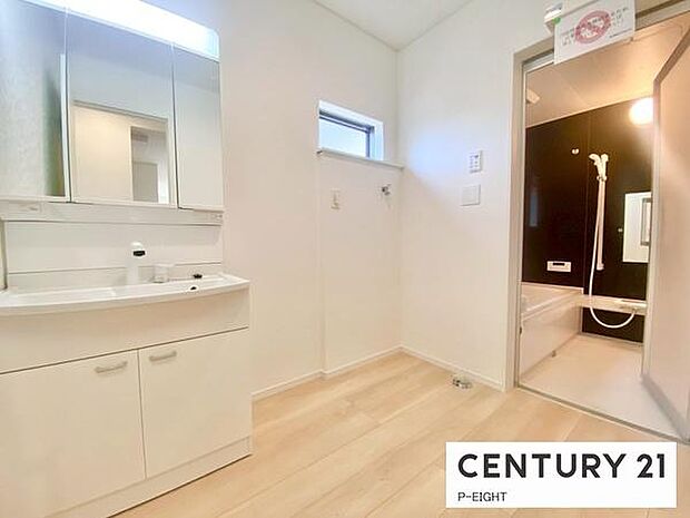 明るい洗面台で身支度ができます!洗濯機を置くスペースもあります!