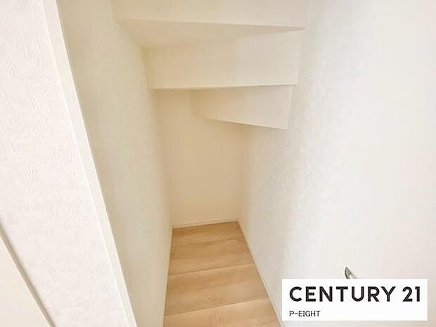 階段下に便利な収納スペースあり!