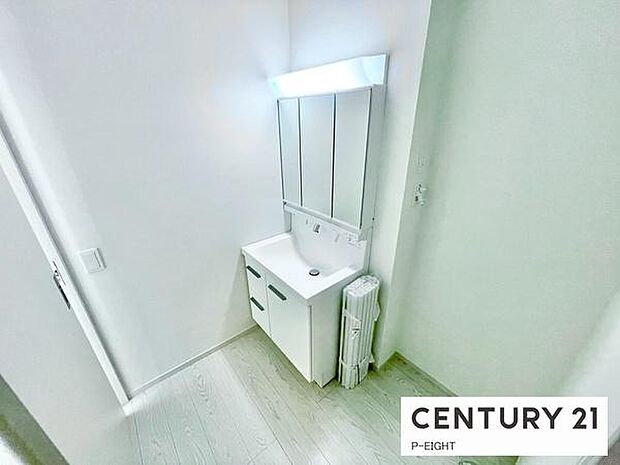 明るい洗面台で身支度ができます！洗濯機を置くスペースもあります！