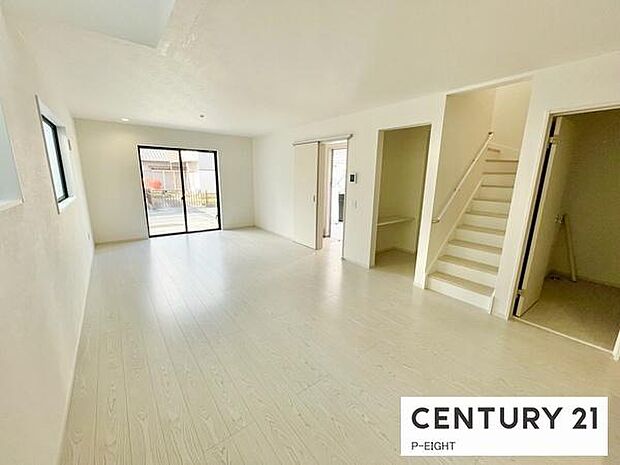 大きな窓から日光が差し込む明るいリビングです！